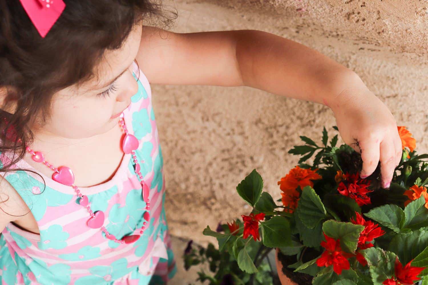 Teaching children kindness How to Raise Your Daughter to be Gracious and Giving